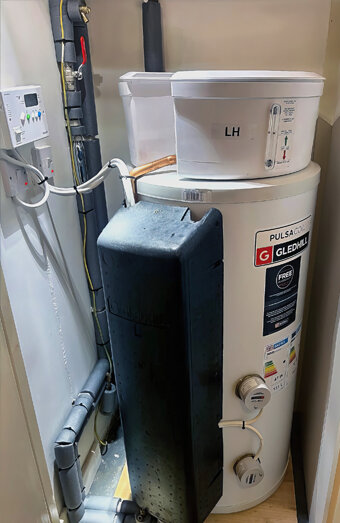 https://hockinghotwater.com.au/uploads/2025/06/electric-hot-water-system-70649.jpg