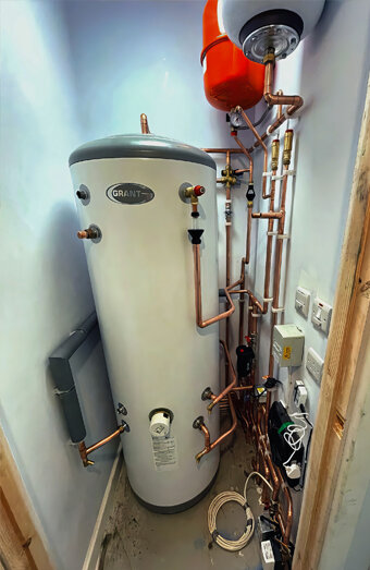 https://hockinghotwater.com.au/uploads/2025/06/gas-hot-water-system-11703.jpg
