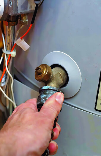 https://hockinghotwater.com.au/uploads/2025/06/hot-water-servicing-21854.jpg